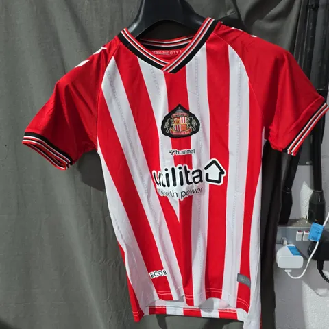SUNDERLAND FULL KIT– RED & WHITE STRIPES WITH CREST BADGE AND UTILITA SPONSOR