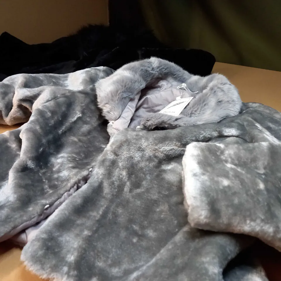 DESIGNER LOT OF APPROX 2 ITEMS - BLACK/SILVERFAUX FUR JACKETS