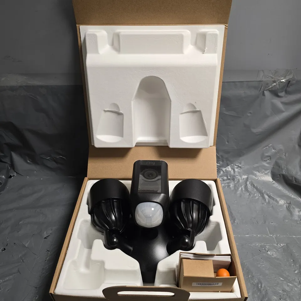 BOXED RING OUTDOOR FLOODLIGHT CAM PLUS