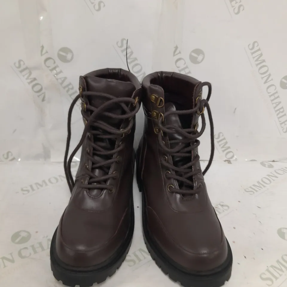 BOXED PAIR OF BEN DE LISI HIKER LEATHER BOOTS IN BROWN SIZE 5