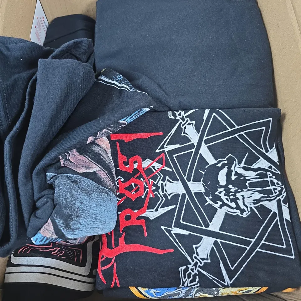 APPROXIMATELY 8 ASSORTED GILDAN T-SHIRTS