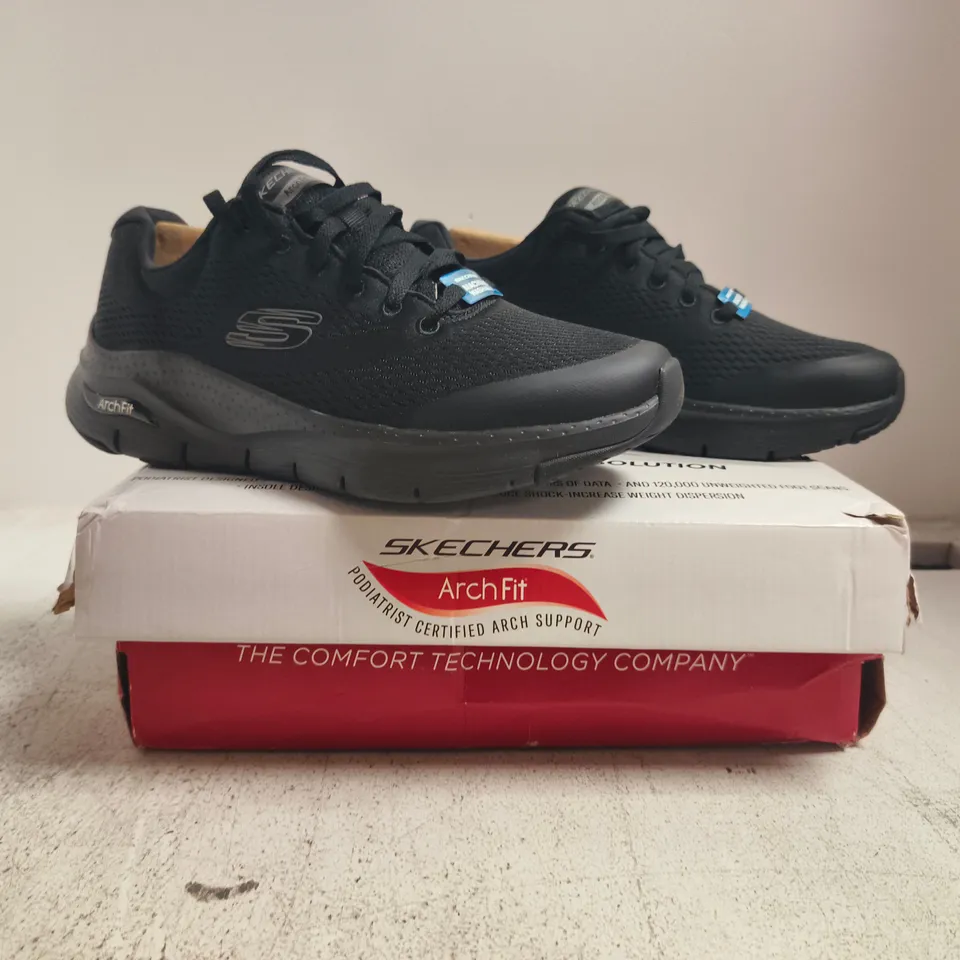 BOXED PAIR OF SKECHERS ARCH-FIT TRAINERS IN BLACK SIZE UK 7.5