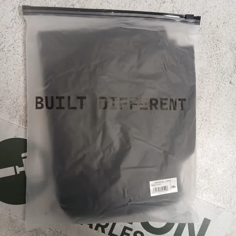 BAGGED BUILT DIFFERENT CREW T-SHIRT IN BLACK SIZE 3XL