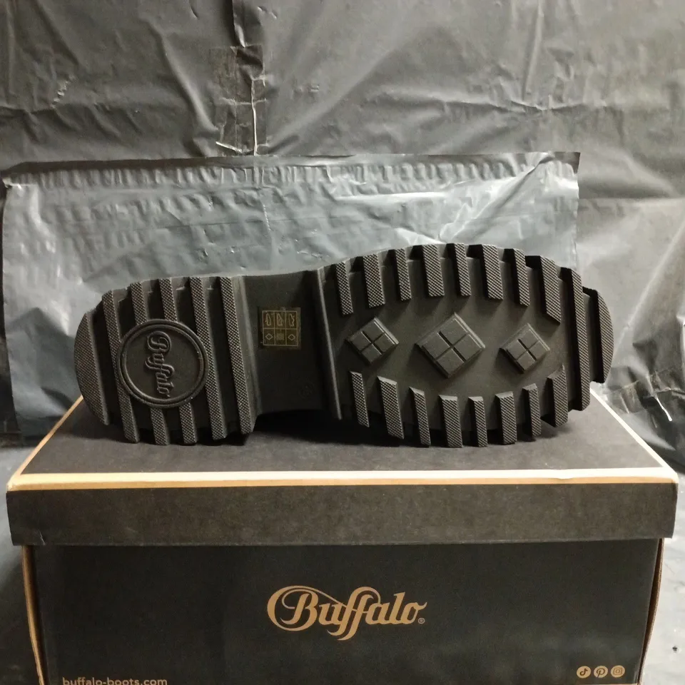 BUFFALO BLACK LEATHER BOOTS WITH THICK LUG SOLE SIZE 6
