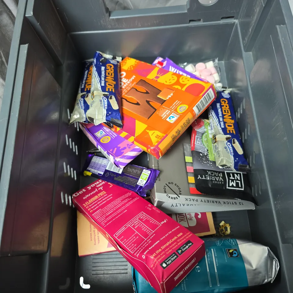 APPROXIMATELY 15 ASSORTED FOOD ITEMS TO INCLUDE - HOT CHOCOLATE GIFT SET, THE CHESHIRE CHEESE CARAMELISED RED ONION BISCUITS AND PREGNACARE BREAST-FEEDING MULTI VITAMINS