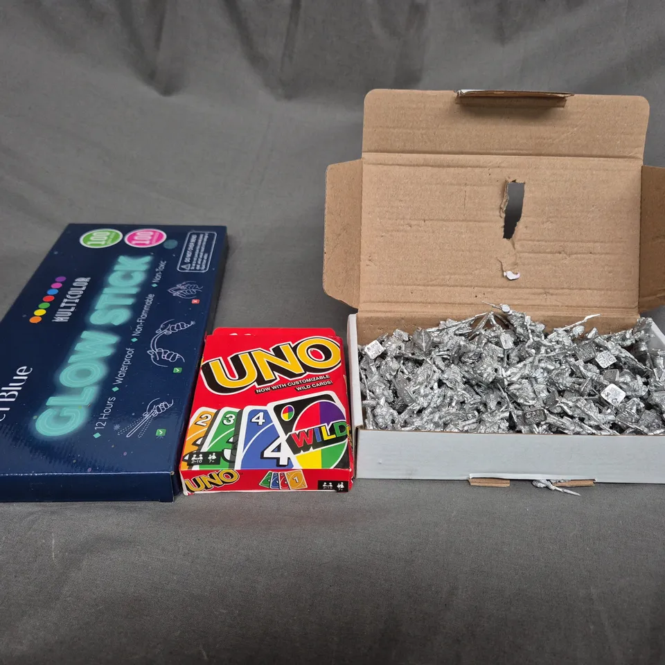 BOX OF APPRO 10 ASSORTED TOYS AND GAMES TO INCLUDE UNO, GLOW STICKS AND MINI FIGURINES