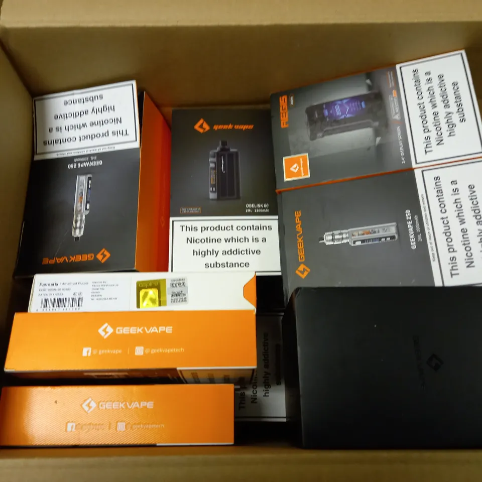 BOX OF APPROX 30 VAPING DEVICES AND ACCESSORIES TO INCLUDE GEEKVAPE Z50, ASPIRE POCKEX KIT AND ASPIRE FAVOSTIX 