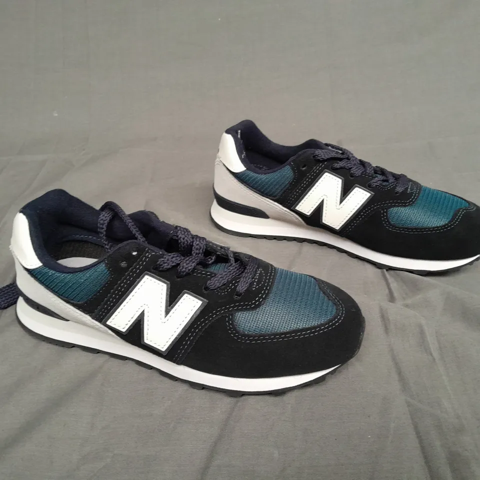 BOXED PAIR OF NEW BALANCE 574 NAVY SUEDE SIZE UK 4