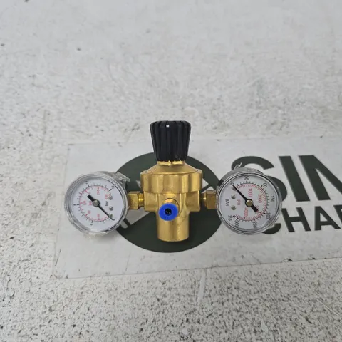 BRASS GAS REGULATOR WITH DUAL PRESSURE GAUGES
