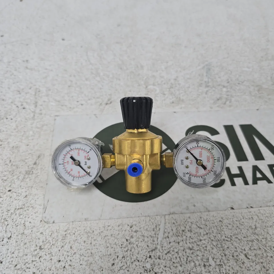 BRASS GAS REGULATOR WITH DUAL PRESSURE GAUGES