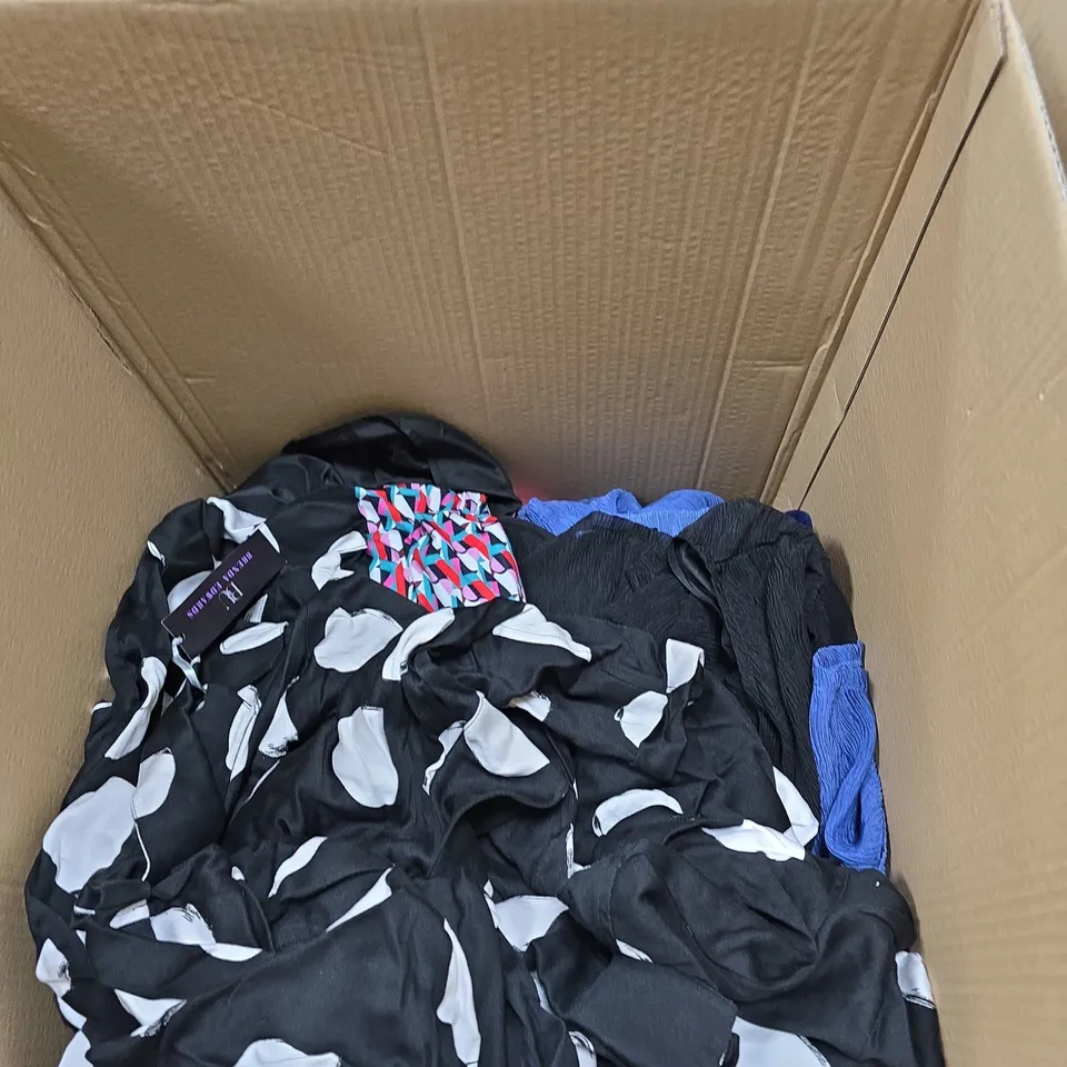 APPROXIMATELY 20 LADIES CLOTHING ITEMS VARIOUS COLOURS, SIZES AND STYLES