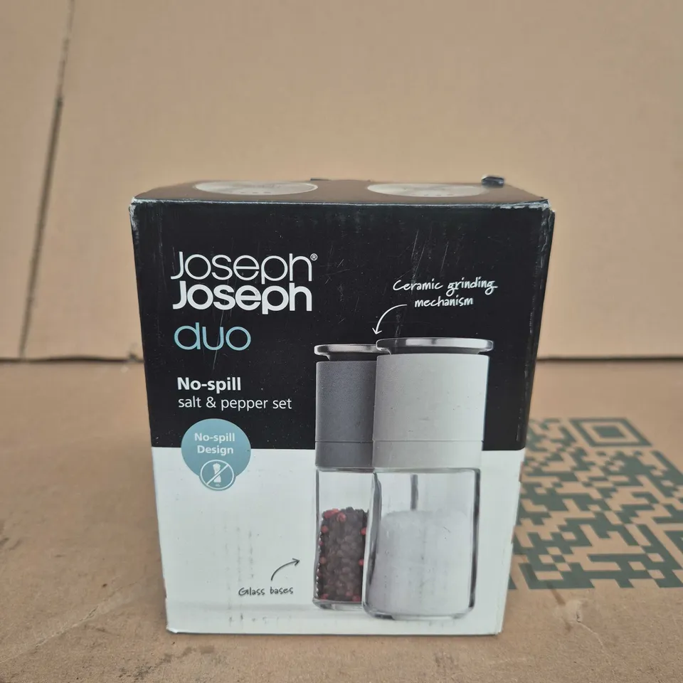 JOSEPH JOSEPH DUO NO-SPILL SALT & PEPPER SET 