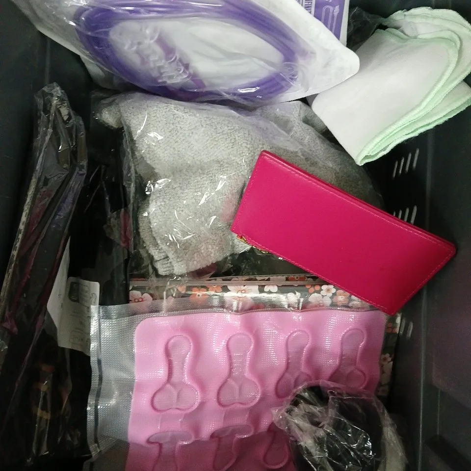 APPROXIMATELY 10 HOUSEHOLD ITEMS TO INCLUDE WATCH STRAP, NOTEBOOK, HOME DÉCOR ETC