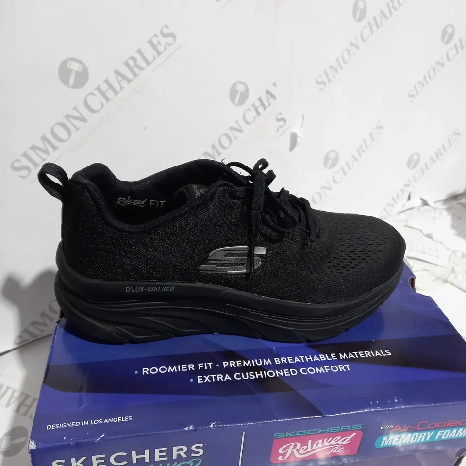 SKECHERS RELAXED FIT D'LUX WALKER - SIZE 3.5