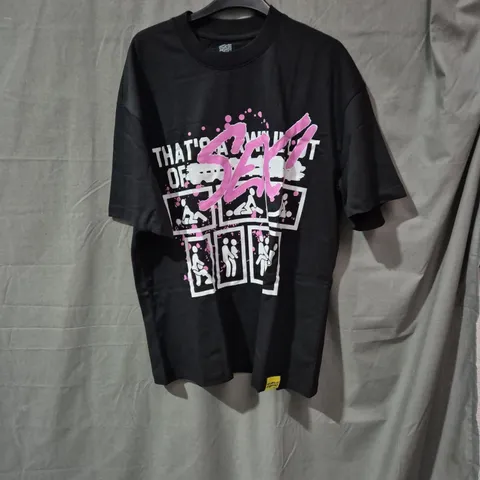 BLACK GRAPHIC T-SHIRT WITH PINK SPLASH DESIGN SIZE M