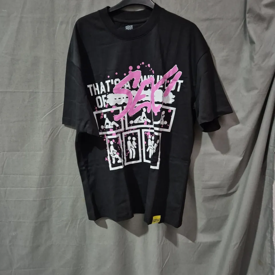 BLACK GRAPHIC T-SHIRT WITH PINK SPLASH DESIGN SIZE M