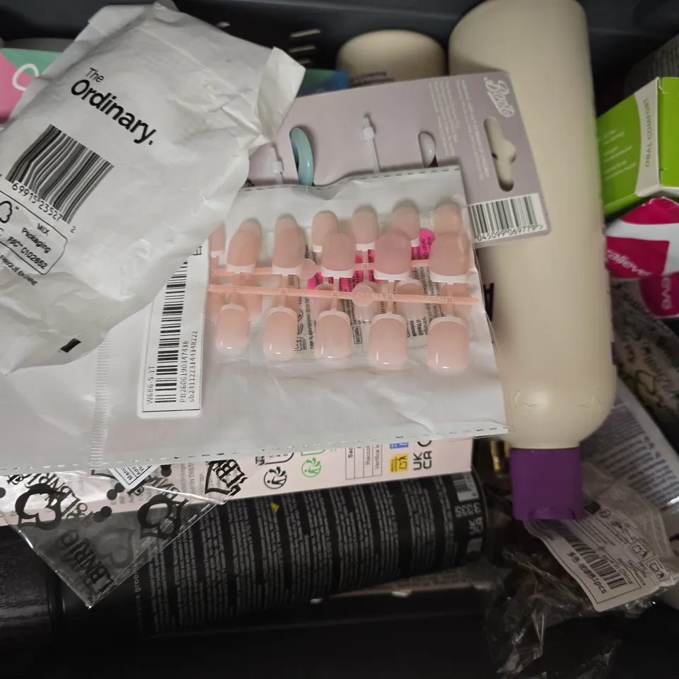 APPROXIMATELY 20 ASSORTED COSMETIC ITEMS INCLUDING VARIOUS MAKES AND BRANDS - COLLECTION ONLY