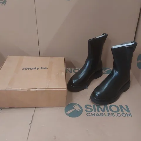 BOX CONTAINING APPROXIMATELY 5x BRAND NEW SIMPLY BE BLACK BREENER EXTRA WIDE BOOTS - SIZE 7