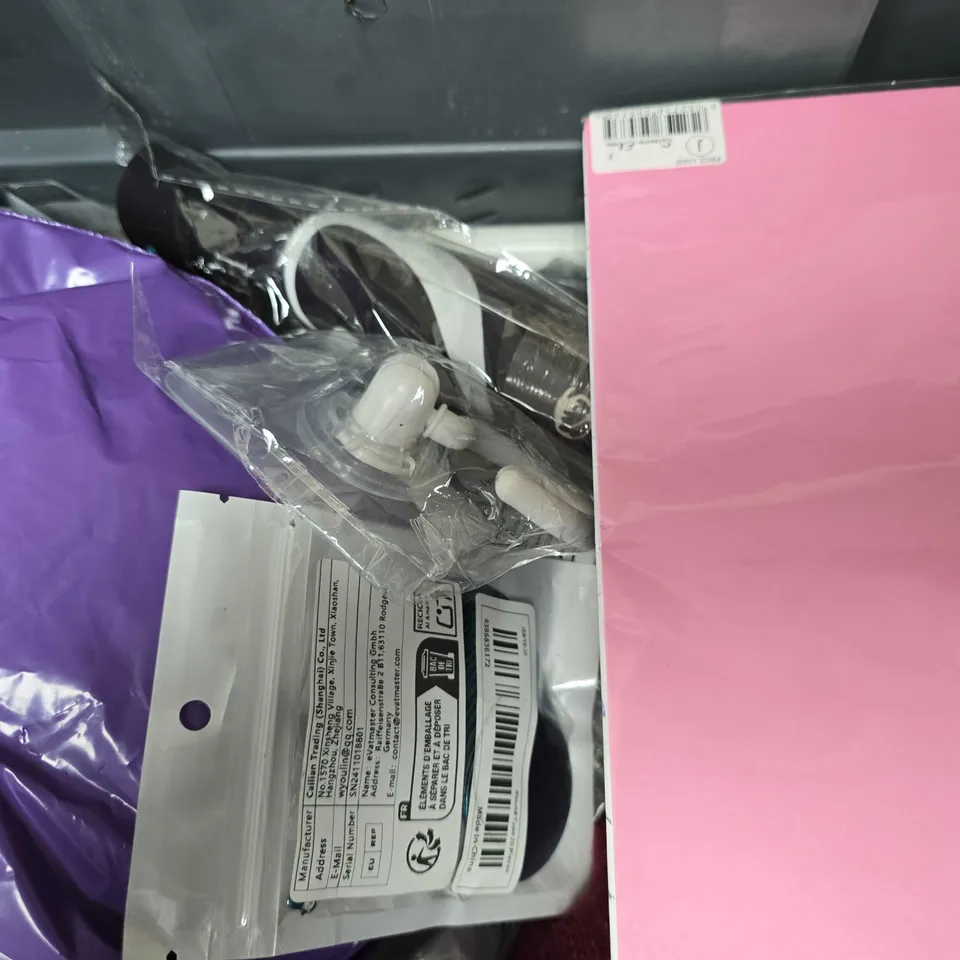 APPROXIMATELY 13 ASSORTED ITEMS TO INCLUDE - RUBBER SPOON , STICKY LABELS ETC