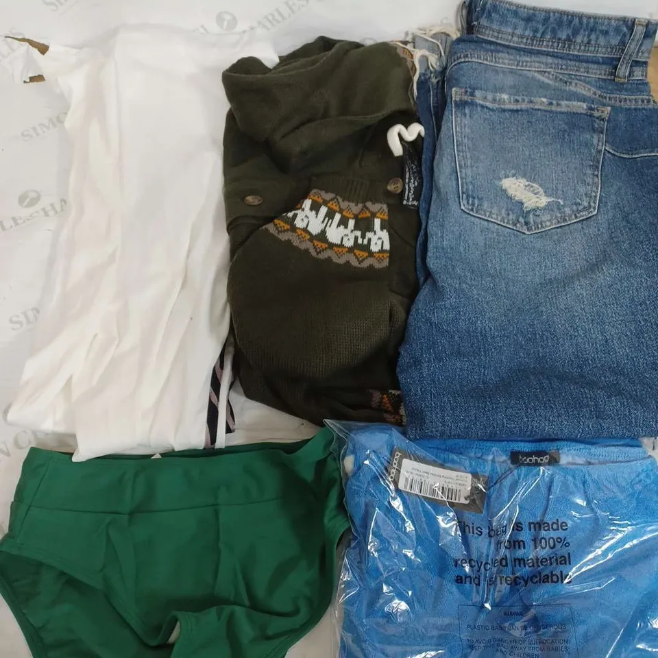 BOX OF APPROXIMATELY 22 ASSORTED CLOTHING ITEMS TO INCLUDE - JEANS , TROUSERS , TOP ETC