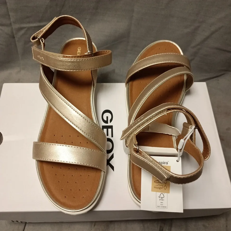 GEOX VEGA A PEARL SYNTHETIC LEATHER SANDALS – LT GOLD, UK 6 (EU 39)