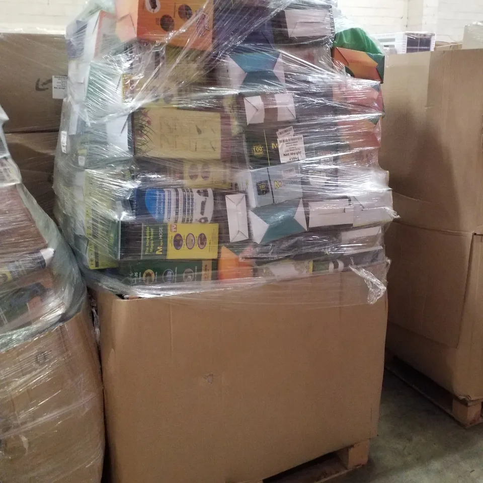 PALLET CONTAINING ASSORTED GARDEN HOSES