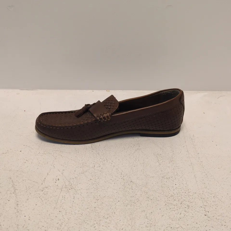 RIVER ISLAND MEN'S BROWN WOVEN LEATHER TASSEL LOAFER (UK 7)