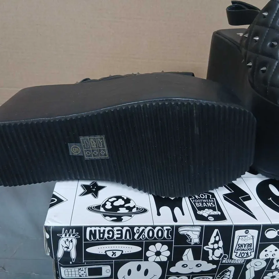 BRAND NEW BOXED KOI IMPERIAL WEB MEGA PLATFORM SANDALS – BLACK, UK5