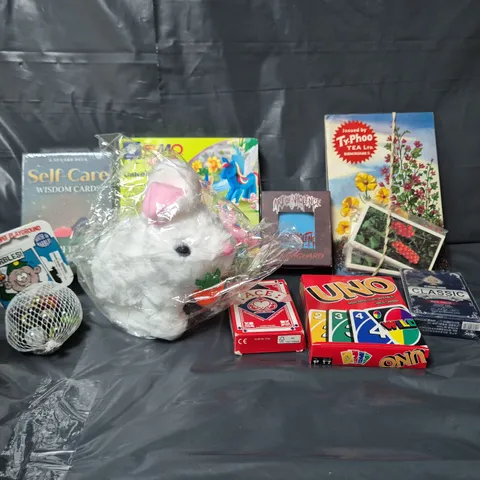 APPROXIMATELY 15 ASSORTED TOYS & GAMES TO INCLUDE UNO CARD GAME, ART OF VIOLENCE MOUTHGUARD, SELF CARE WISDOM CARDS, ETC