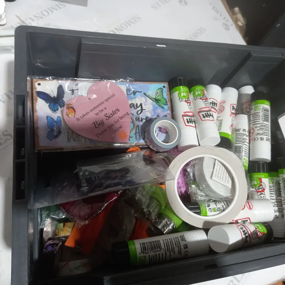 TOTE OF APPROXIMATELY 18 ASSORTED ITEMS TO INCLUDE A PRITT STICK, A FOOTBALL CRAFTED MUG AND A PLASTIC CULTERY SET