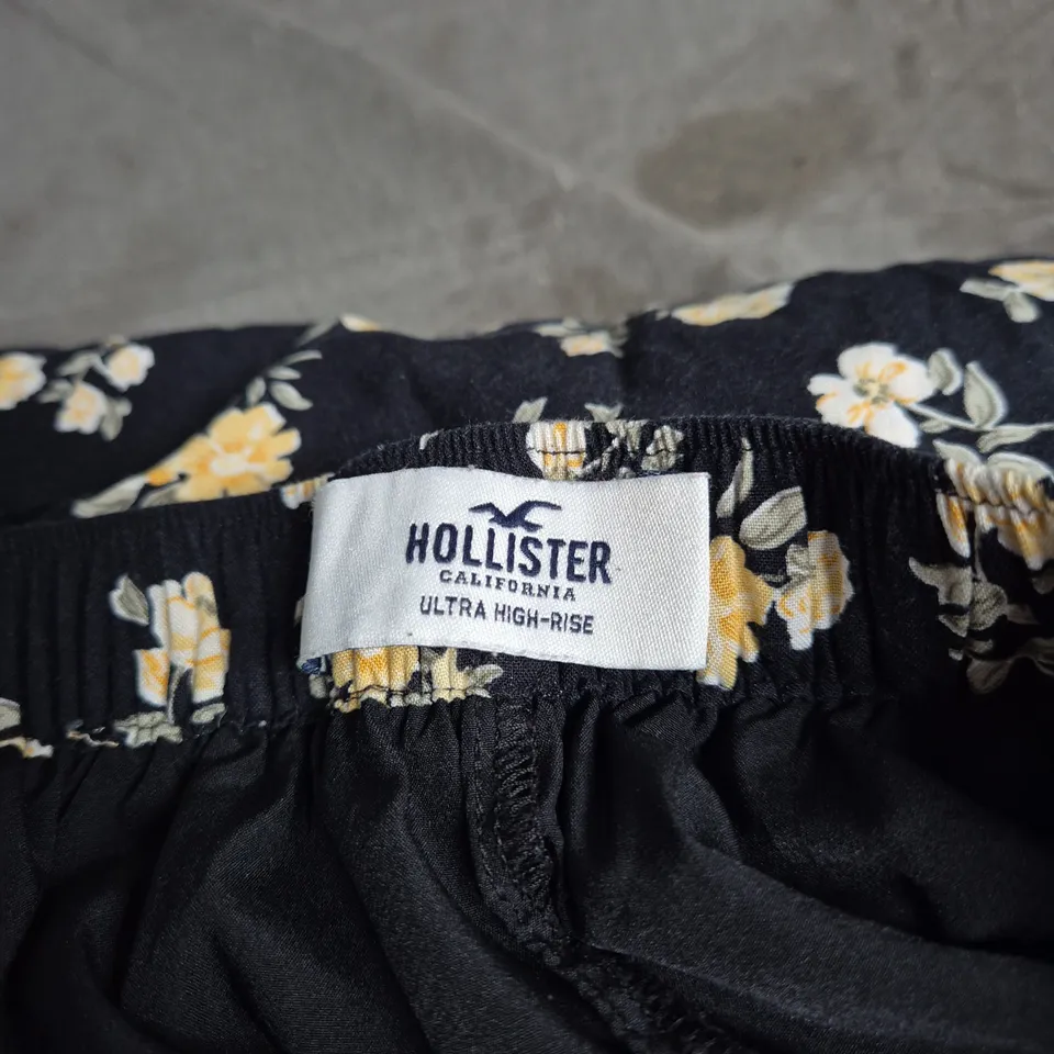 HOLLISTER ULTRA HIGH-RISE SKORT – NAVY WITH YELLOW FLOWERS - SIZE M