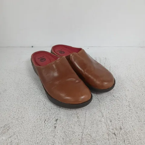 CROCS BROWN SLIP-ON MULES WITH PINK INSOLE – WOMEN’S