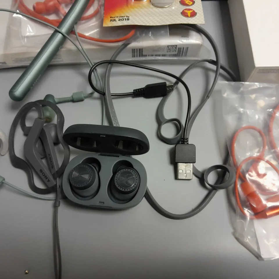 LOT OF APPROXIMATELY 15 ASSORTED ITEMS TO INCLUDE RUGGED TABLET CASE,APPLE WIRELESS CHARGING CASE AND VARIOUS EARPHONES