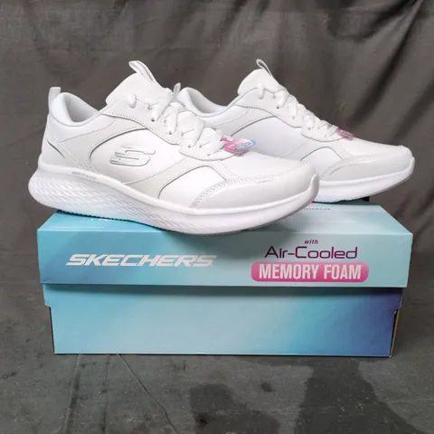 BOXED PAIR OF SKECHERS TRAINERS IN WHITE SIZE 7