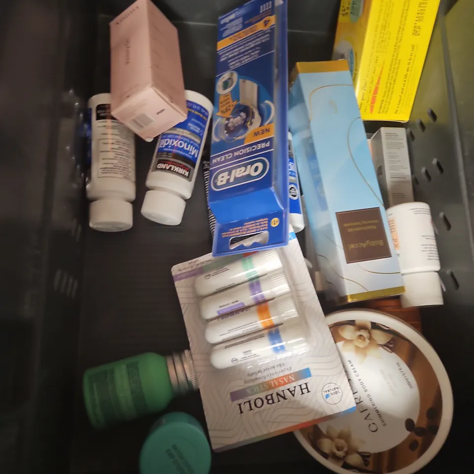 APPROXIMATEY 20 ASSORTED HEALTH AND BEAUTY PRODUCTS TO INCLUDE - WESTLAB EPSOM BATH SALT - DOVE SMOOTHING CARE - AKT DEODORANT BALM - ETC