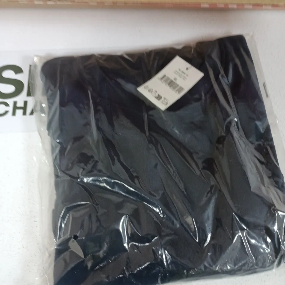 BOX OF APPROXIMATELY 15 ASSORTED CLOTHING ITEMS TO INCLUDE: CROPPED T SHIRT