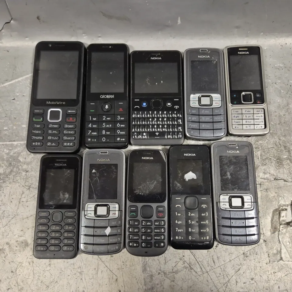 APPROXIMATELY 10 ASSORTED OLD PHONES TO INCLUDE NOKIA 3109C, ALCATEL 3088X, MOBIWIRE ONEIDA EE, ETC