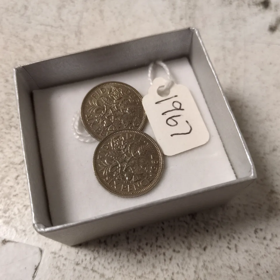 PAIR OF VINTAGE COINS/CUFFLINKS IN PRESENTATION BOX (1967)