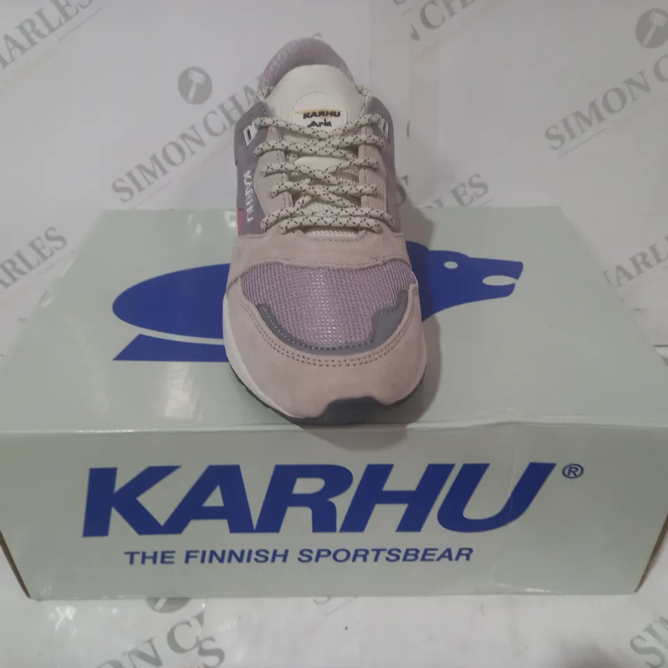 BOXED PAIR OF KARHU ARIA 95 SHOES IN MULTICOLOUR UK SIZE 6