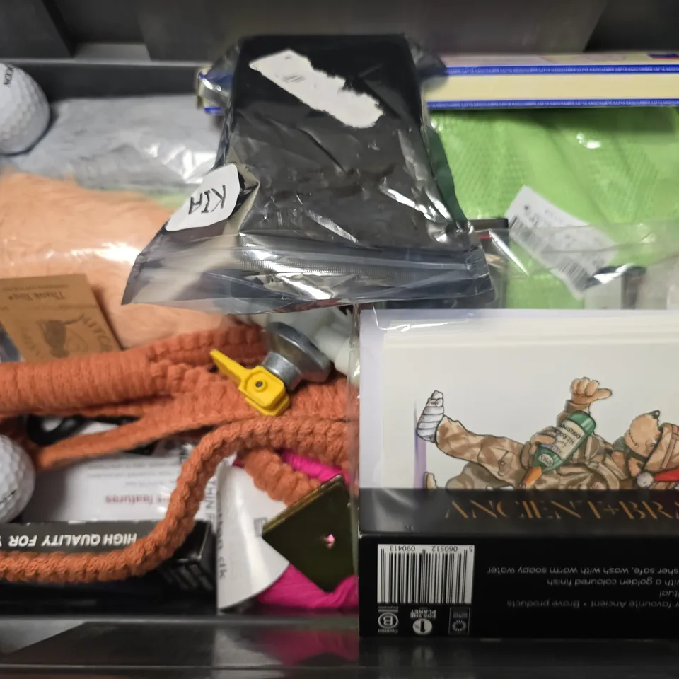 APPROXIMATELY 12 ASSORTED ITEMS TO INCLUDE - INSECT CATCHERS , ECP SPONGE SCOURERS , TREAT PUZZLE ETC