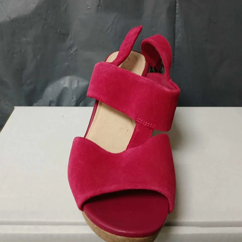 CLARKS MANITSA SANDALS IN FUSCHIA - SIZE UK 5