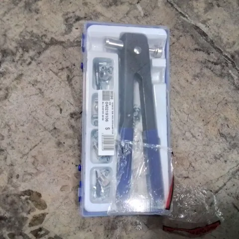 BLUE-HANDLED HAND RIVITER IN BLISTER PACK WITH ACCESSORIES