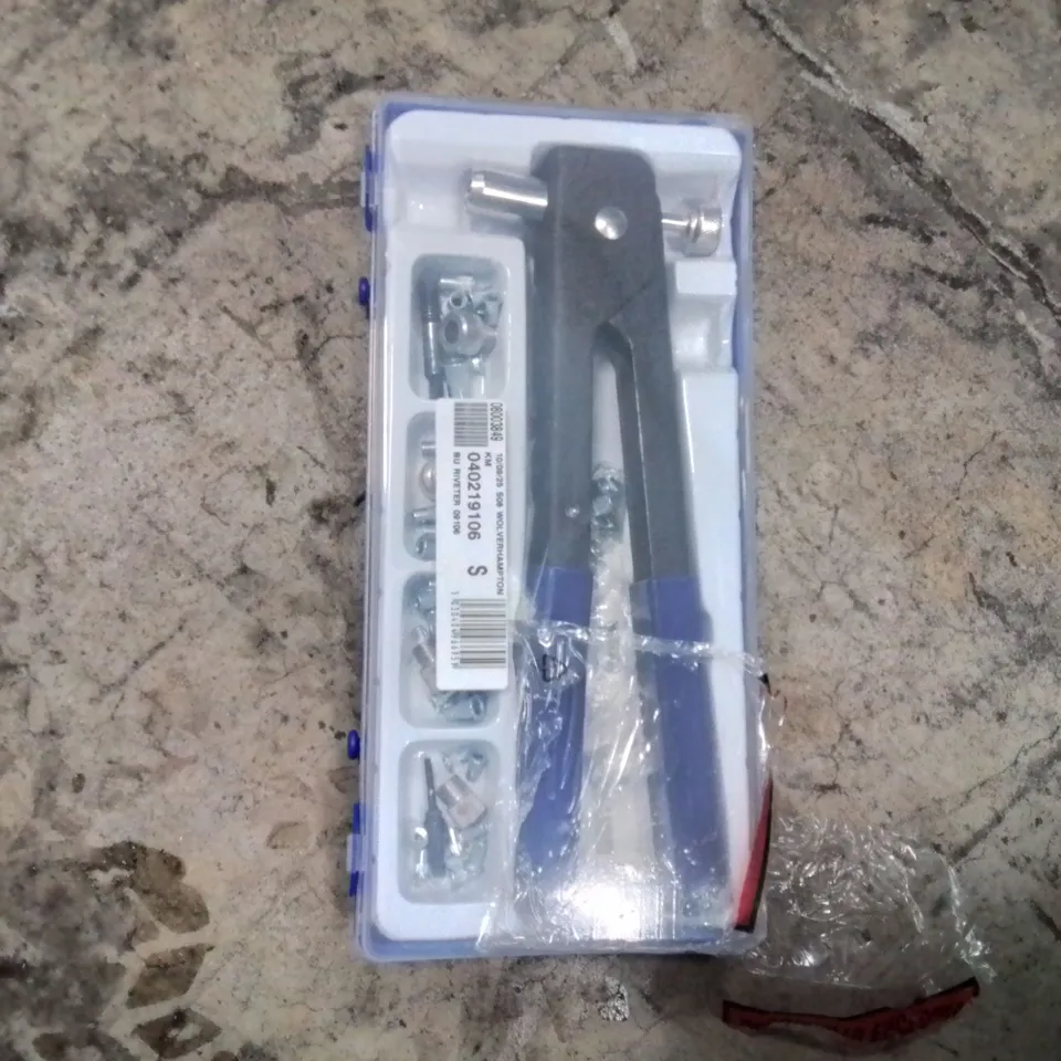 BLUE-HANDLED HAND RIVITER IN BLISTER PACK WITH ACCESSORIES