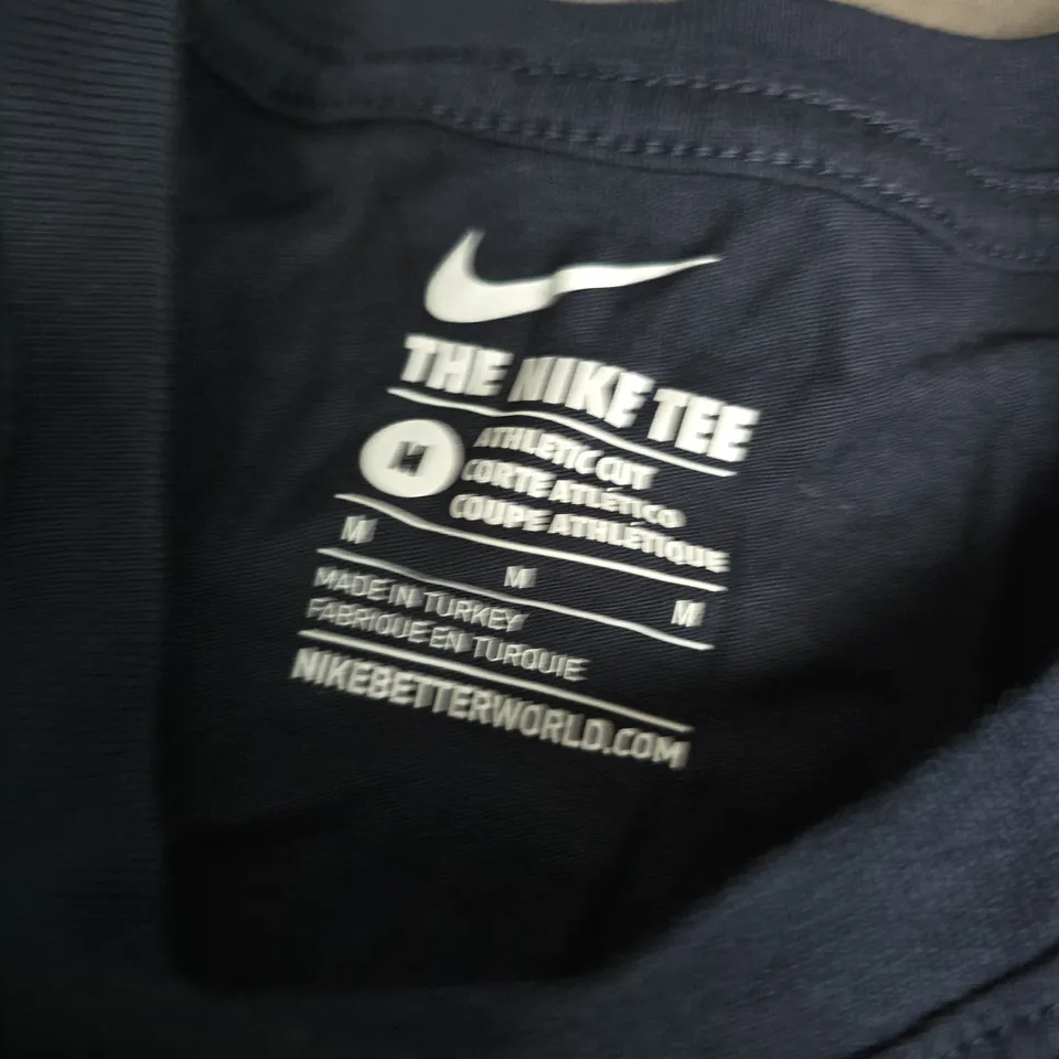 NIKE THE NIKE TEE ATHLETIC CUT IN NAVY - MEDIUM