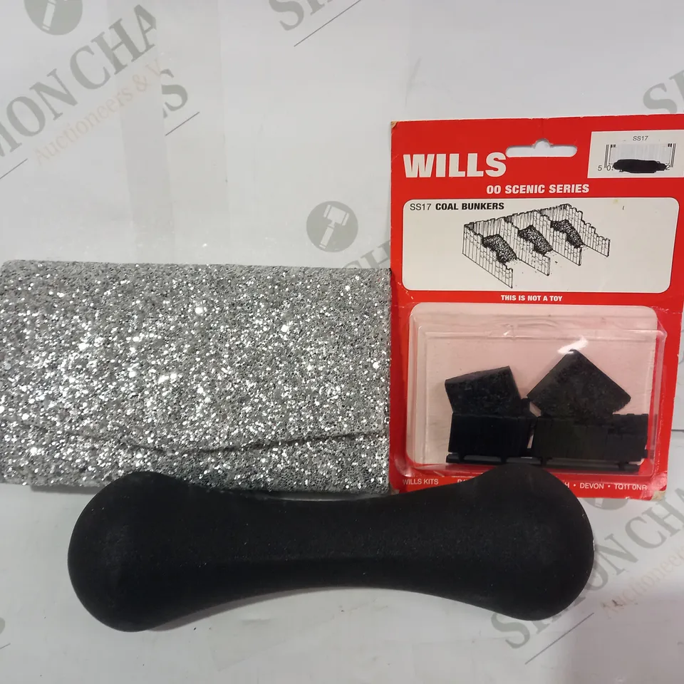 LOT OF APPROXIMATELY 10 ASSORTED HOUSEHOLD ITEMS TO INCLUDE BOOHOO SILVER EFFECT SEQUIN CLUTCH BAG, WILLS 00 SCENIC SERIES - COL BUNKER, BYTOMIC 2KG WEIGHT, ETC