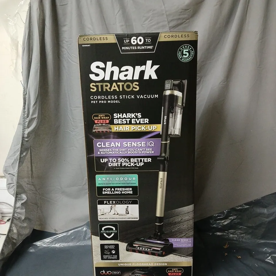 SHARK STRATOS CORDLESS VACUUM W/ ANTI HAIR WRAP & CLEAN SENSE IQ IZ400UKT