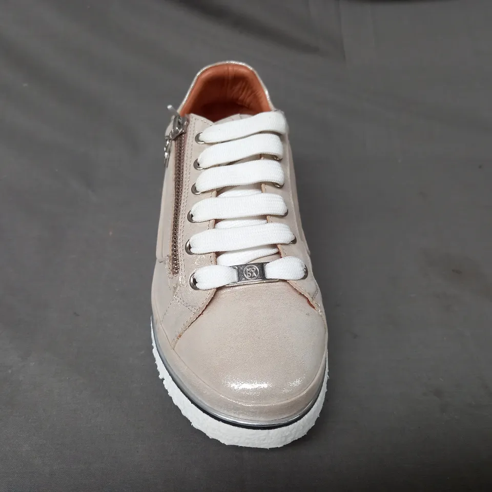 BOXED PAIR OF MODA IN PELLE AIELA TRAINERS IN ROSE GOLD SIZE 7
