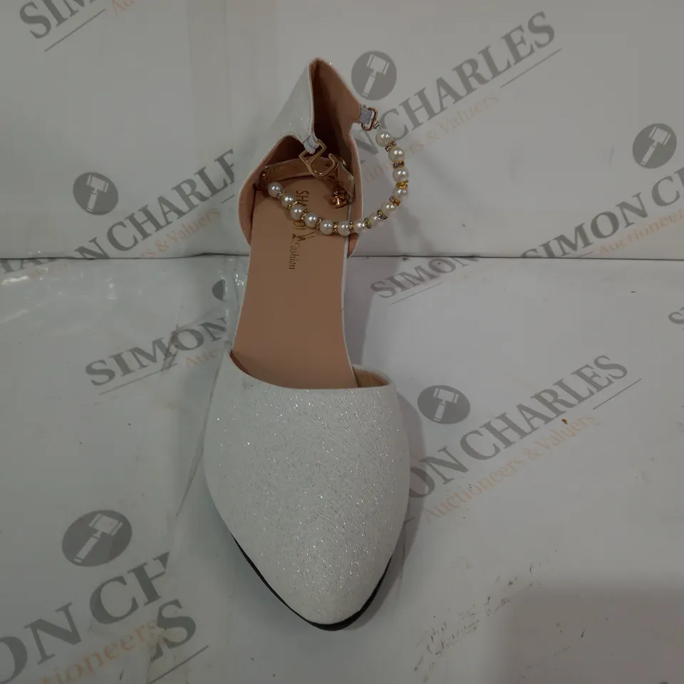 BOXED PAIR OF SHANGDI FASHION CLOSED TOE LOW BLOCK HEELS IN WHITE W. GLITTER EFFECT EU SIZE 40