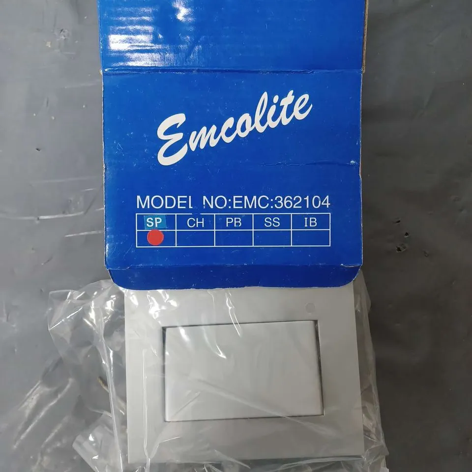 LOT CONTAINING APPROXIMATELY 200 EMCOLITE SWITCHES MODEL EMC:027 AND 300 EMCOLITE SWITCHES MODEL EMC:362104