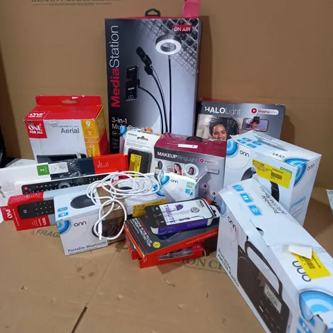 LOT OF APPROX. 20 X ITEMS TO INCLUDE TZUMI ON AIR MEDIA STATION, TZUMI ON AIR MAKEUP RING LIGHT, TZUMI ON AIR HALO LIGHT, ONE FOR ALL SV9420 HDTV INDOOR AERIAL, ONN WIRELESS HEADPHONES, ETC.